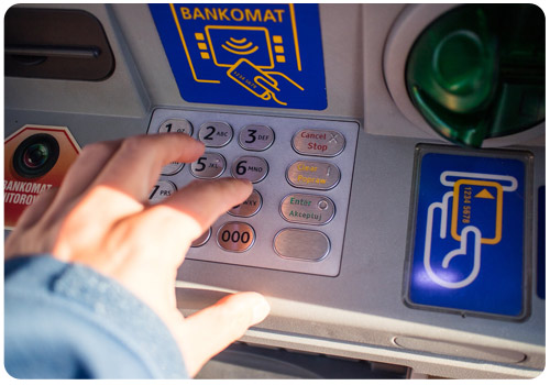 Prowizja za wypłatę z innego bankomatu - ile to kosztuje?